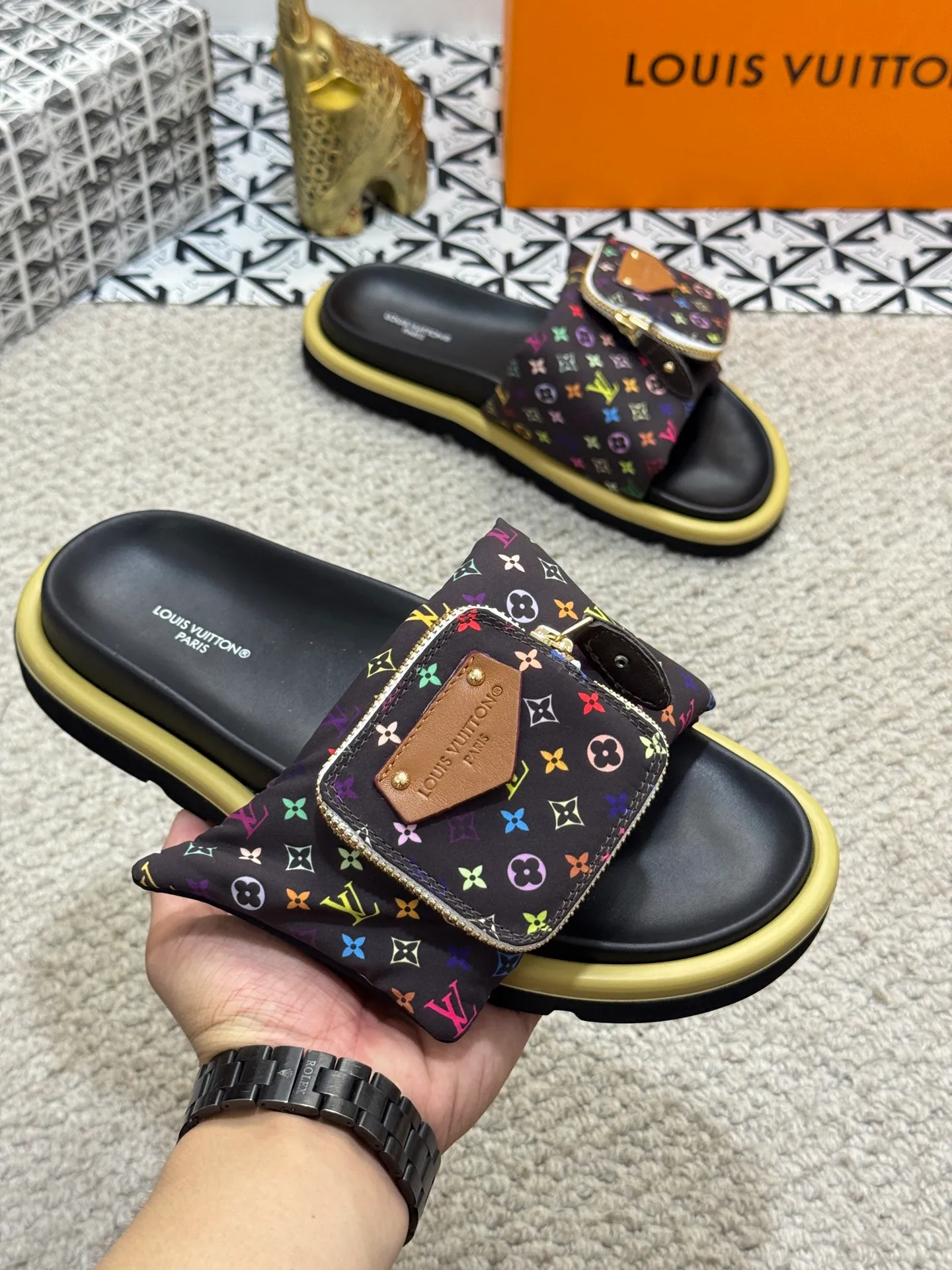 Men's shoes 💰400 [New style] 🦇🦇Top original order [Louis Vuitton] Couple style 👫Spring and summer style🎯🎯As an active family in the fashion industry ⭐ Lv is characterized by bold innovation ⚡Fabric down cloth🔥 Combined outsole, clean and tidy ⚡Fashionable and generous🌹Multiple colors available..Size: 36-44 (45 customized